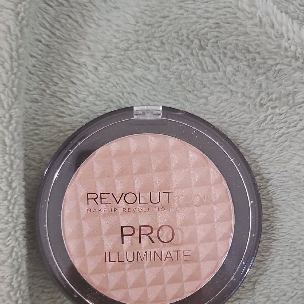 Revolution Gold Highlighter Luminous Glow Compact